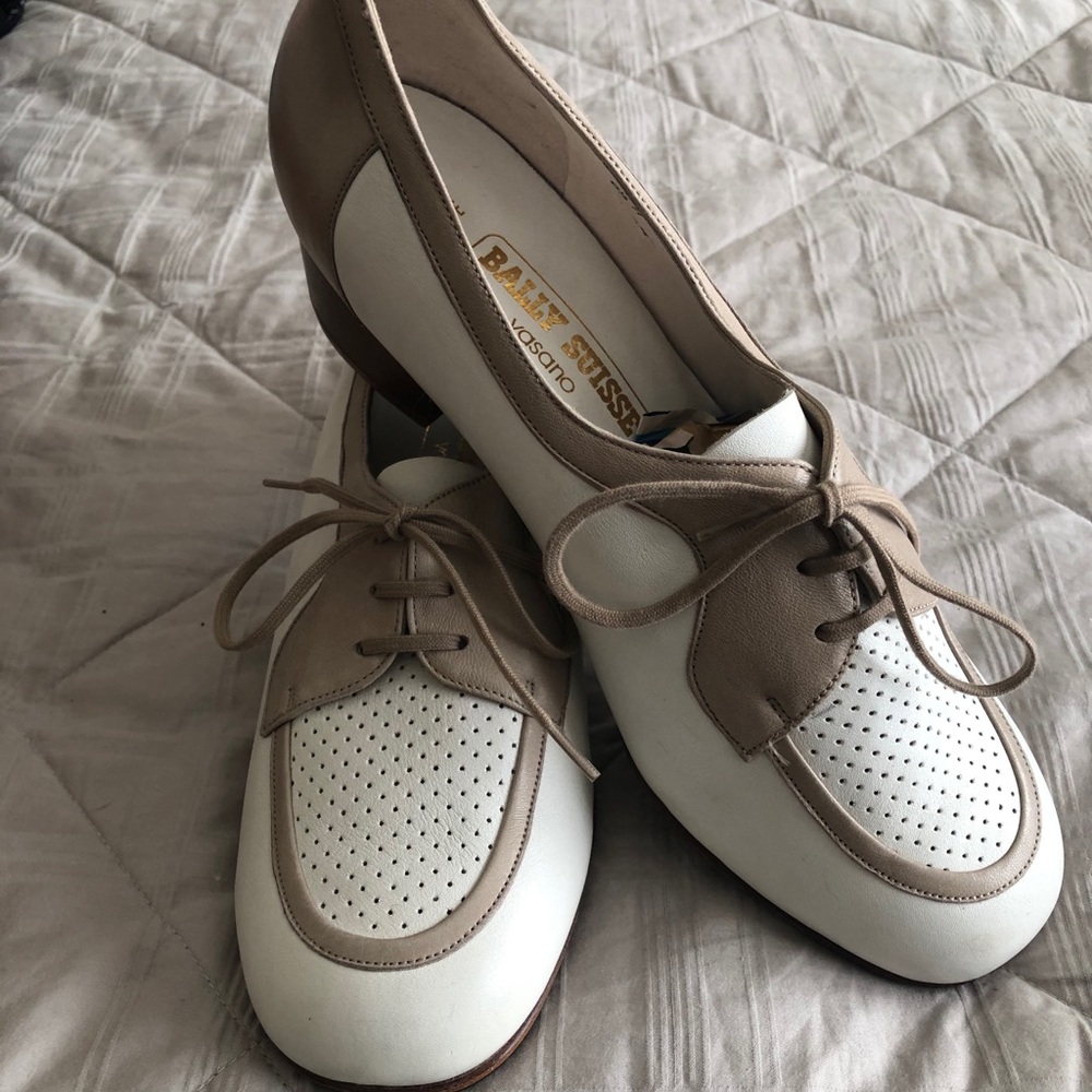 Bally Suisse lace front 2-tone leather loafer in size 6.5